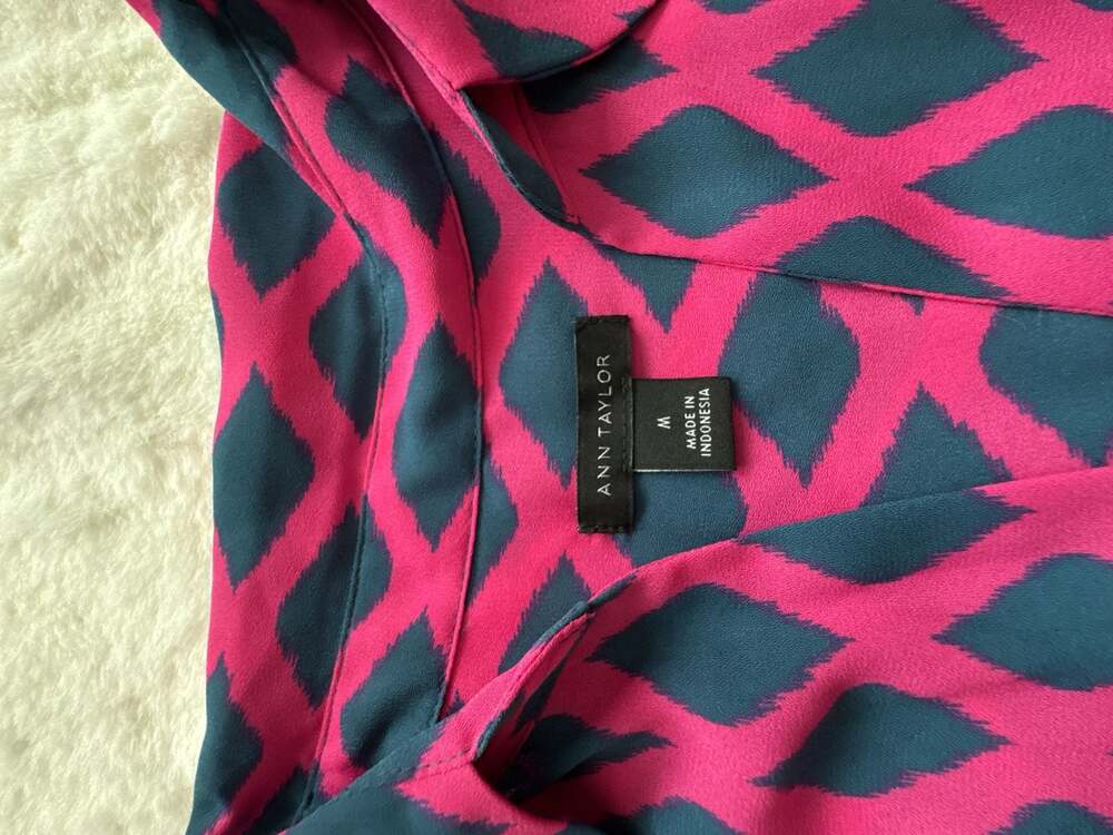 Ann Taylor Size Medium Pink & Navy Geometric Print Blouse 100% Polyester - Picture 6 of 8